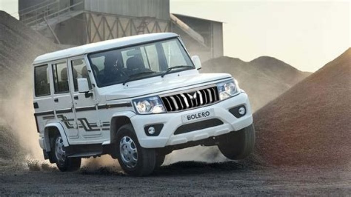 A white Mahindra Bolero 2.5Di A white Mahindra Bolero 2.5Di