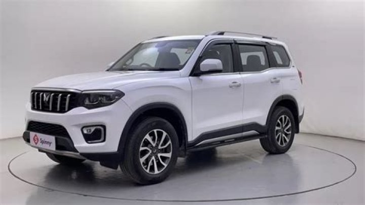 A white Mahindra Scorpio Pik Up A white Mahindra Scorpio Pik Up