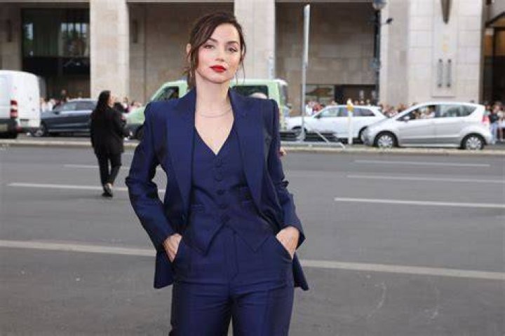 Ana de Armas Does PostMakeover Mia Thermopolis in London&mdash;See Pics
