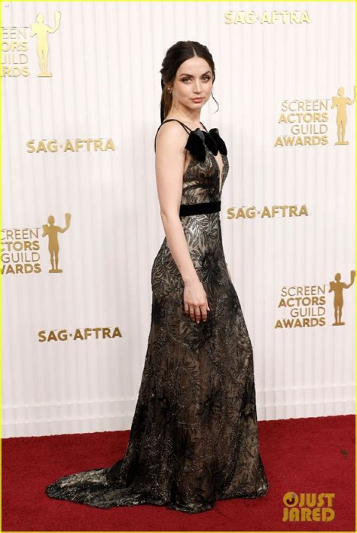 Ana de Armas Softly Shimmers in Glam Gown at SAG Awards 2023 Amalito
