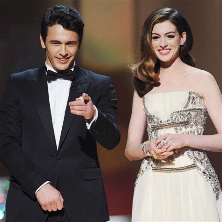Anne Hathaway Says She and James Franco "Sucked" at Hosting Oscars