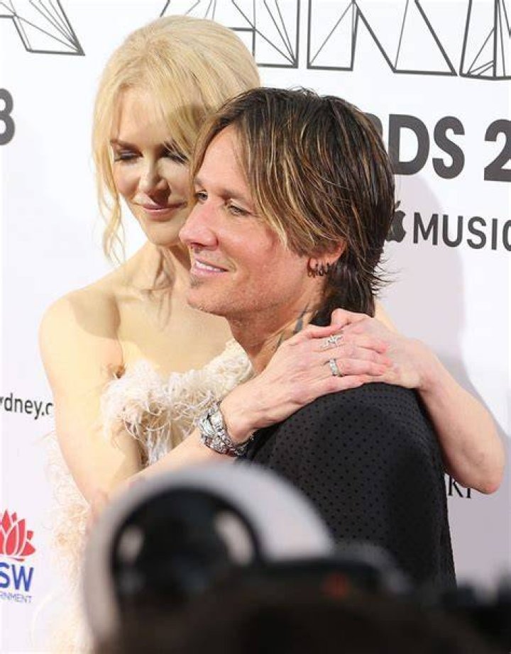 ARIA Awards 2018 Nicole Kidman stuns in skinny legs trousers and a