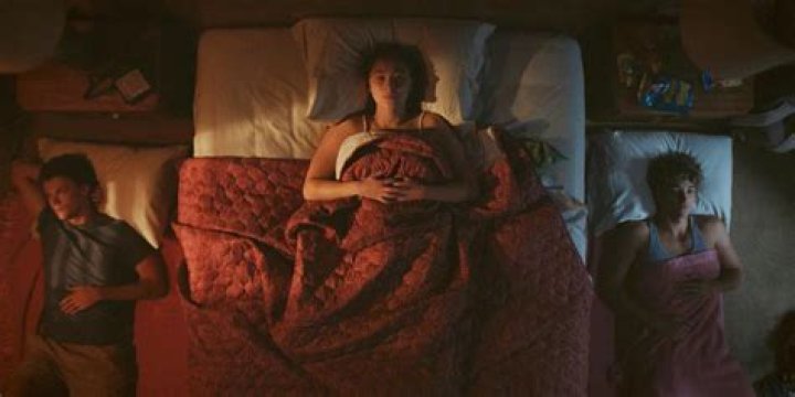 Belly sleeps between Conrad and Jeremiah in the motel of The Summer I Turned Pretty season 2 finale