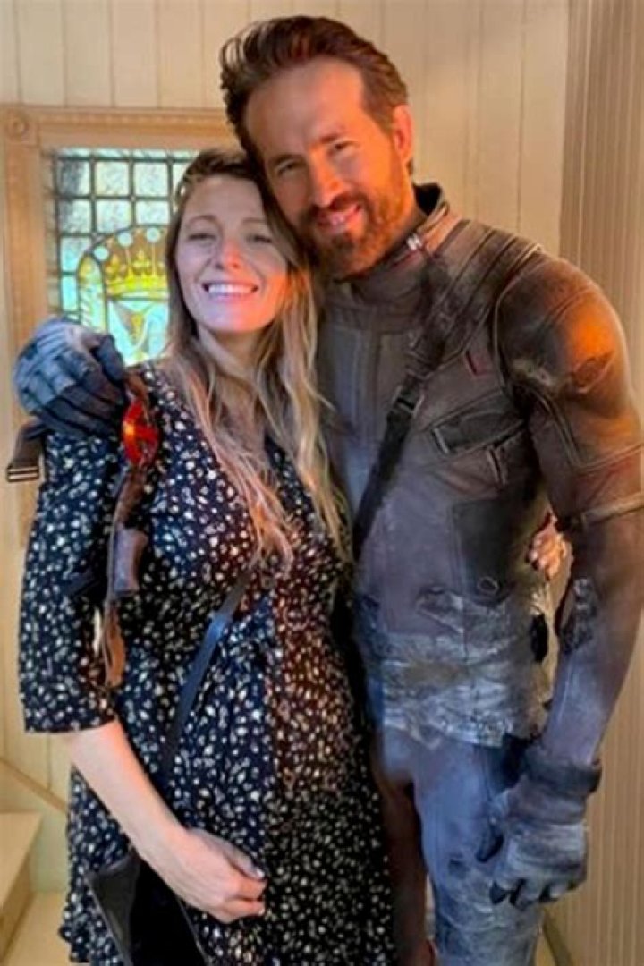 Blake Lively posts pregnancy pics to undermine paparazzi staking out