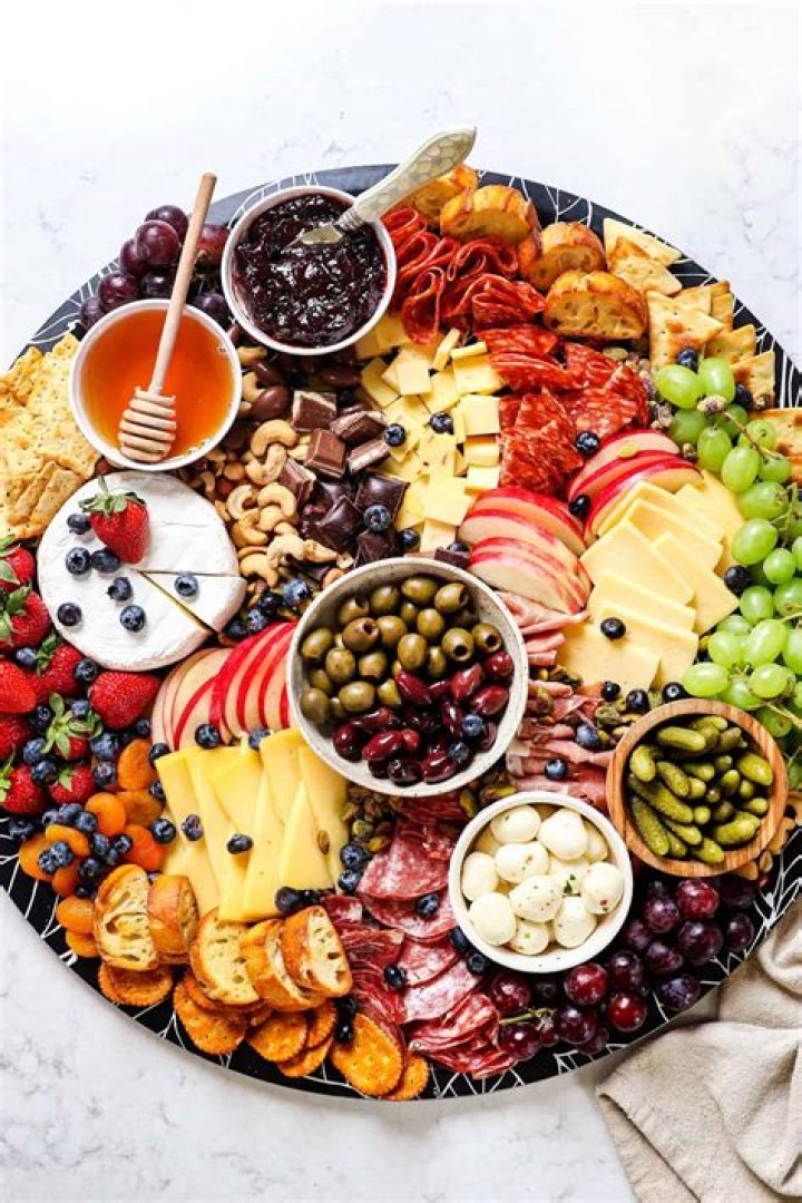 Blue cheese and berries charcuterie board
