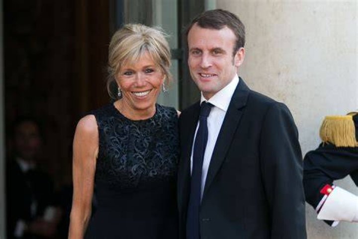 Brigitte Macron TomenaEseta