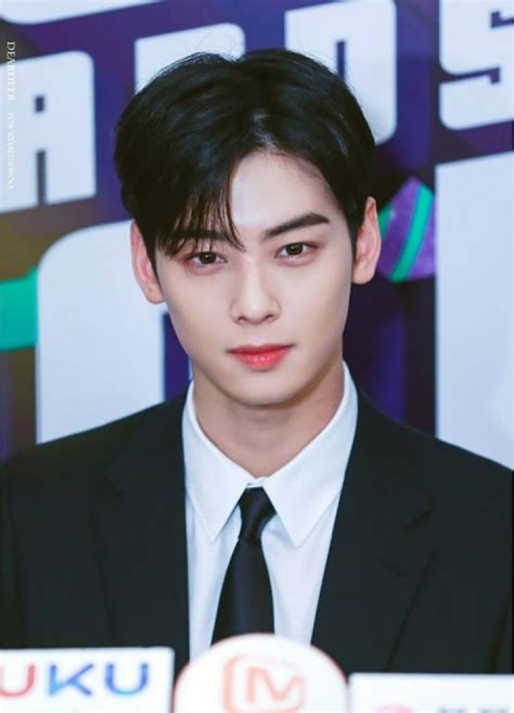 Cha Eunwoo Gave This Very Special Gift To All Of His Agency's Employees