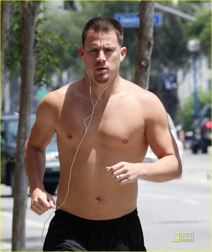 Channing Tatum running with a gun in White House Down