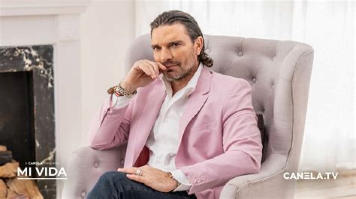 En fotos Juli&aacute;n Gil comparte el encuentro rom&aacute;ntico con su novia en la