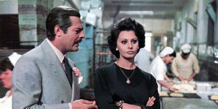Filumena ignores Domenico in Marriage Italian Style