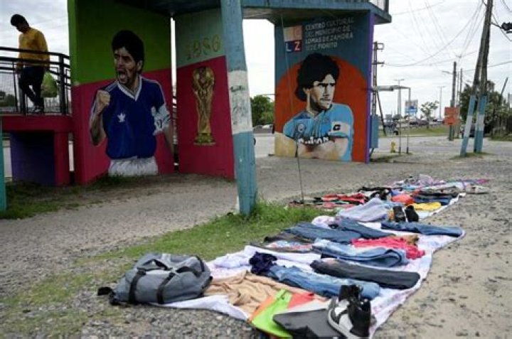 Four out of ten Argentines today live below the poverty line, according to official figures, with year-on-year inflation at 143 percent Four out of ten Argentines today live below the poverty line, according to official figures, with year-on-year inflation at 143 percent