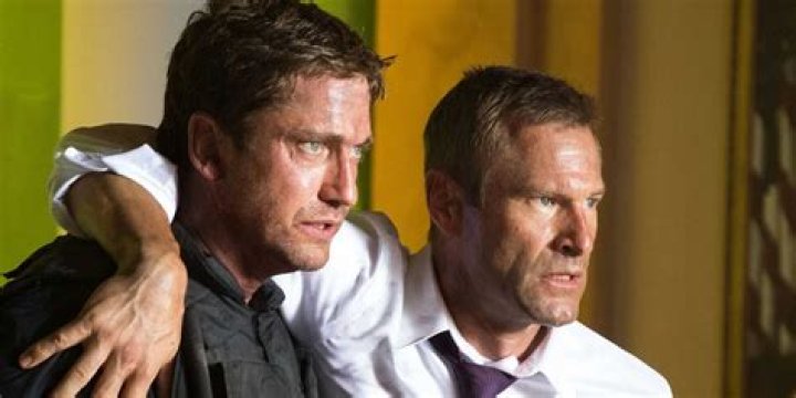 Gerard Butler carrying Aaron Eckhart in Olympus Has Fallen