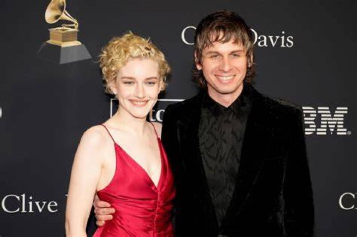 Julia Garner husband Who is Ozark star married to? Celebrity News