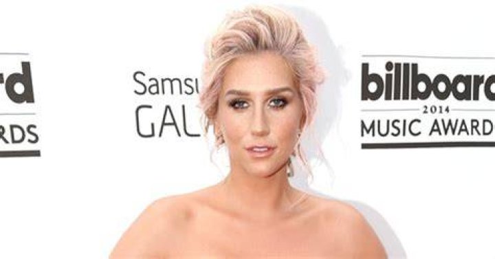 Kesha Tempts Nip Slip at Billboard Music Awards