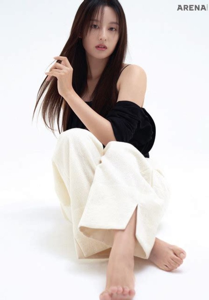 Kim Ji Won Feet (1 photo)