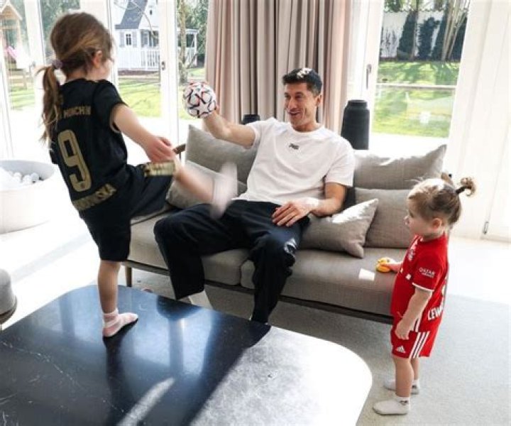 Lewandowski Family Robert lewandowski, Lewandowski, Athletic men