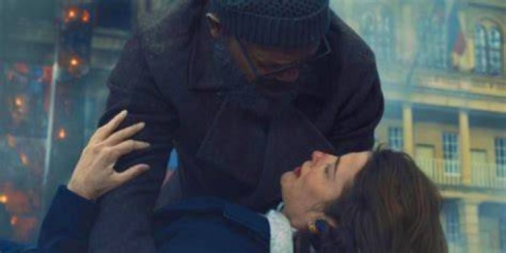 Maria Hill dying in Nick Fury's arms in Secret Invasion episode 1.