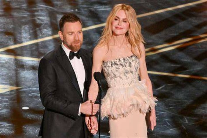 Nicole Kidman and Ewan McGregor singing Come What May in Moulin Rouge
