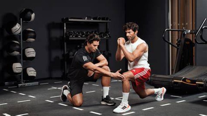 Personal trainer's session with a client