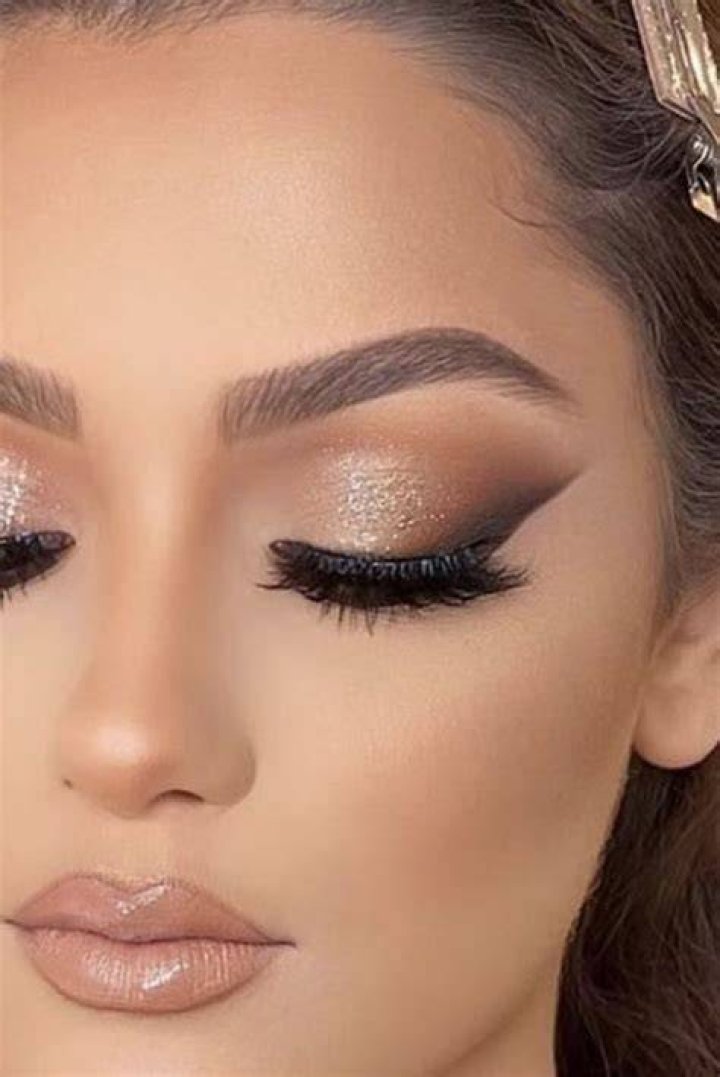 Pin by confl3 on Maquillaje in 2024 Adriana lima style, Adriana lima