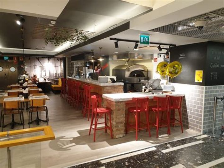 Players run a pizzeria in Work at a Pizza Place in Roblox