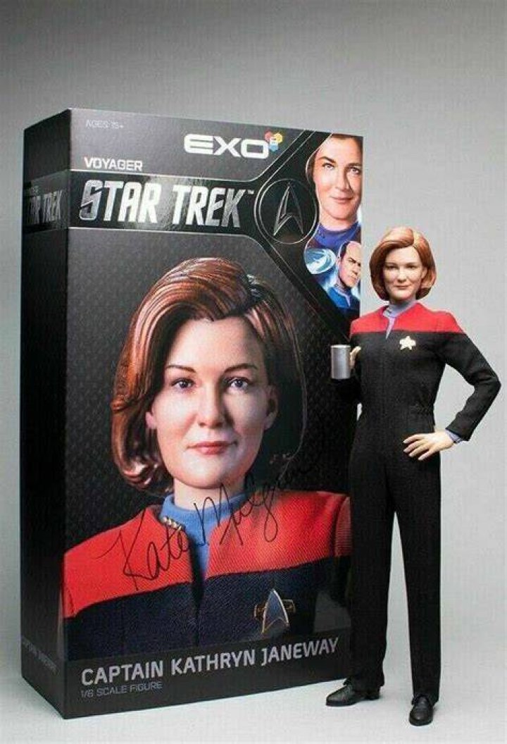 Promotional image of Captain Kathryn Janeway in Star Trek: Voyager