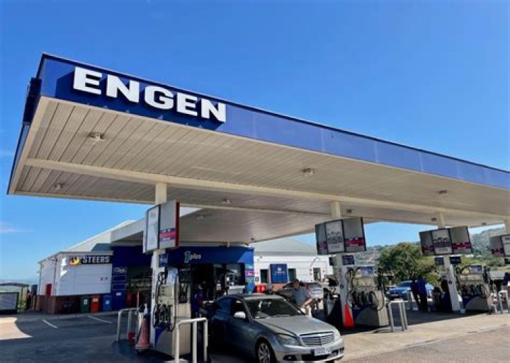 SA motorists turned an Engen petrol station into groove SA motorists turned an Engen petrol station into groove