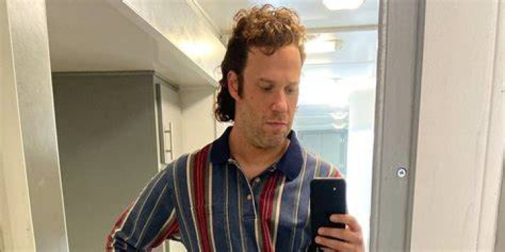 Seth Rogen Without A Beard Looks Way Different In Pam & Tommy Set Photos