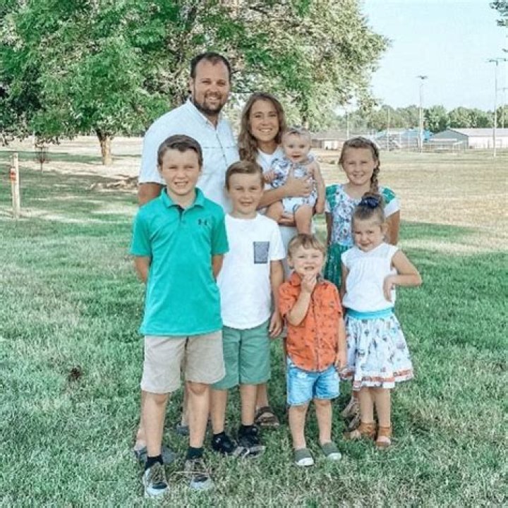 Source Claims Josh Duggar's Wife Anna Has Been Kicked To The Curb By Jim Bob
