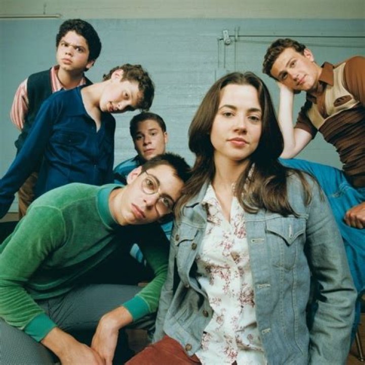 The cast of Freaks and Geeks standing by lockers
