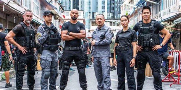 The cast of SWAT standing together
