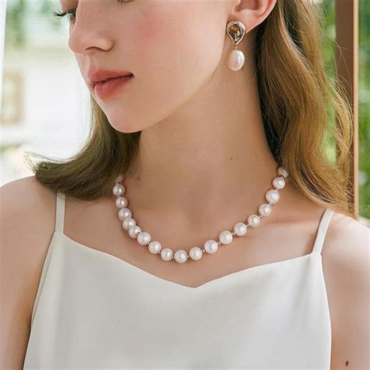 What Does a Pearl Necklace Symbolize? Symbol Genie