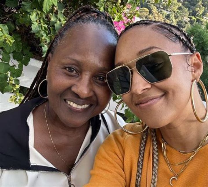 Who are Tia Mowry's siblings?
