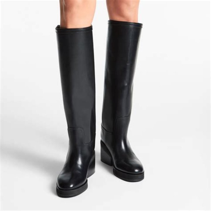 Yasmin tries on boot in Arabesque